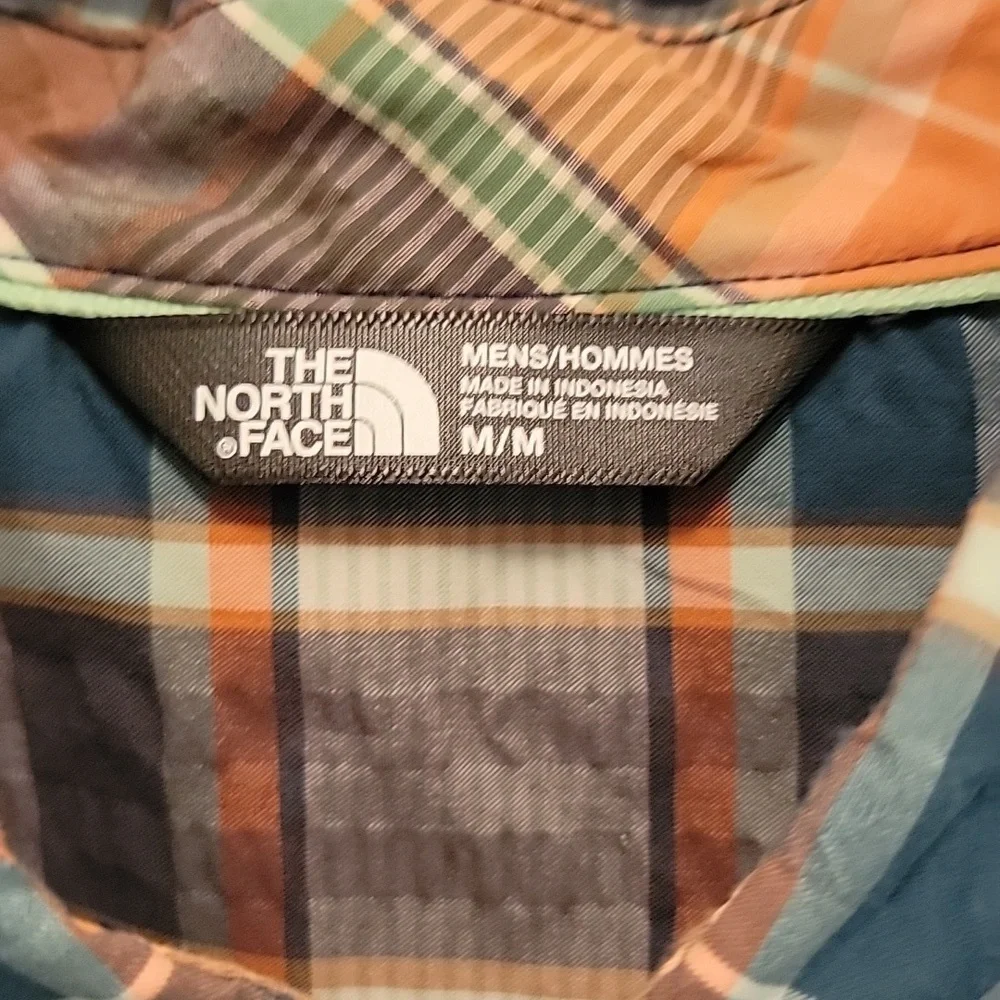 The North Face Short Sleeve Shirt, Button Down, Textured Fabric, Size M, NWOT.